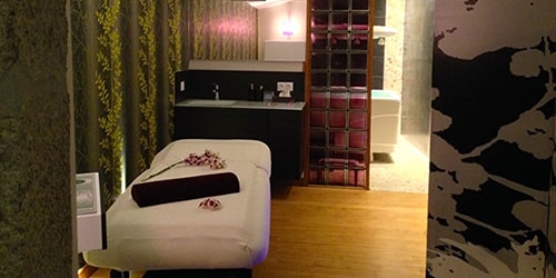 Table de massage dans une cabine de soin de l’institut Celtic Zen