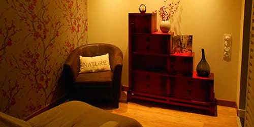 Fauteuil et mobilier en bois dans un coin calme de l’institut